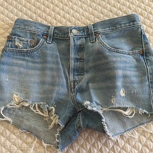 Levi’s mid rise shorts